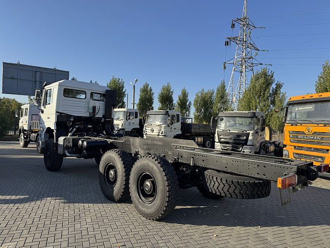 Укороченное шасси SHACMAN 6х6 SX1258DR385 база 3 975мм