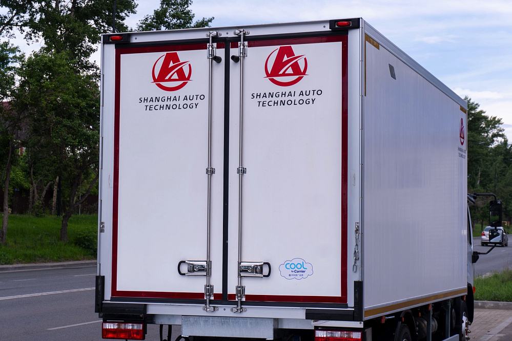 Рефрижератор на шасси DONGFENG C80N с ХОУ CARRIER C680 и ГБ NEU XB10130L