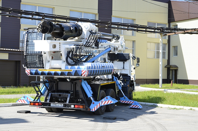 Бурильно-крановая машина БКМ-2012