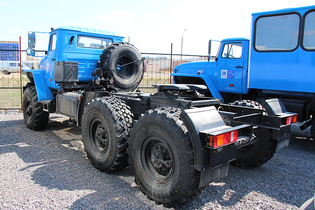 Сельный тягач Урал 44202-0311-60/72