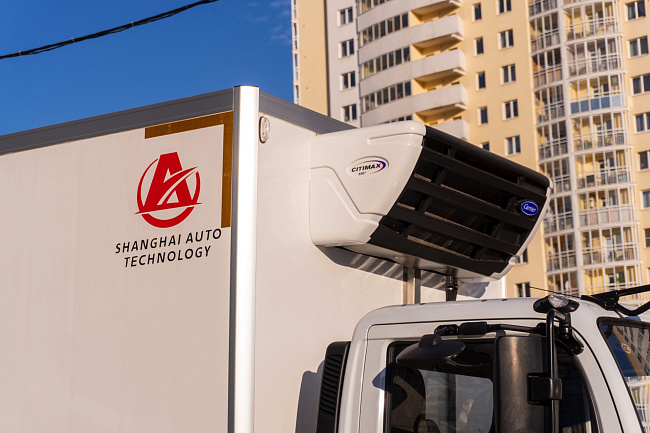 Рефрижератор на шасси DONGFENG C80N с ХОУ CARRIER C680 и ГБ NEU XB10130L