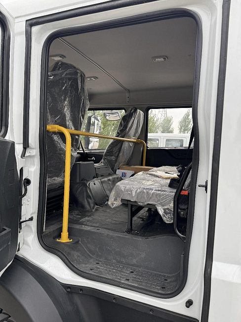 Бортовой автомобиль DONFENG  4х4 кабина 7 мест