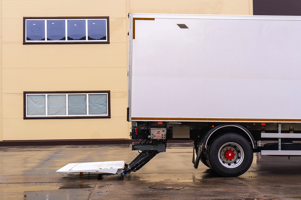 Фургон – рефрижератор на шасси DONGFENG C180LA с ХОУ CARRIER SH850 и ГБ NTLIFT 1.5