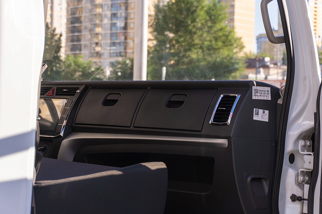 Фургон — рефрижератор на шасси DONGFENG C120N с ХОУ CARRIER C700 и ГБ NEU-XB15130AL