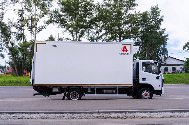 Рефрижератор на шасси DONGFENG C80N с ХОУ CARRIER C680 и ГБ NEU XB10130L