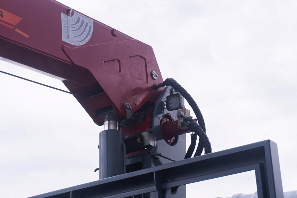 Бортовой автомобиль С120L оснащенный крано-манипуляторной установкой КМУ FG 514